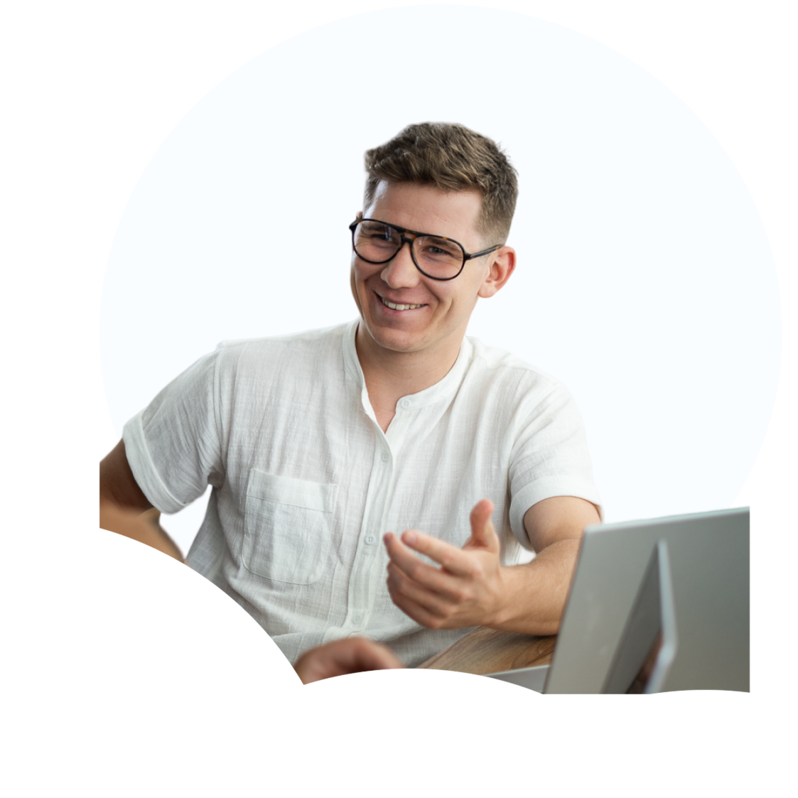 Team-Mitglied im Gespräch mit Laptop