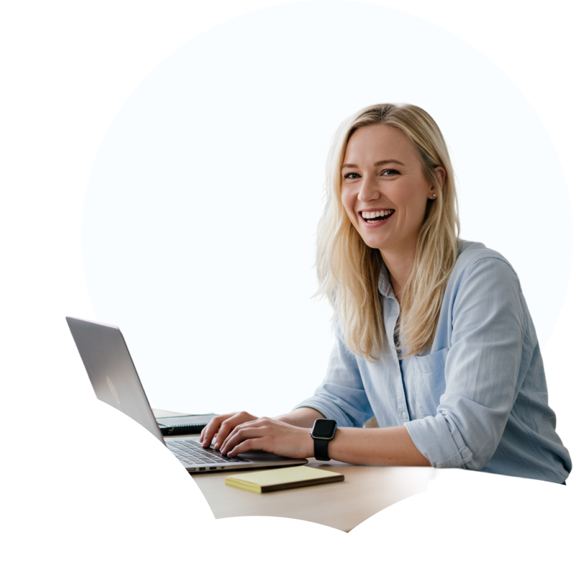 Team-Mitglied arbeitet am Laptop